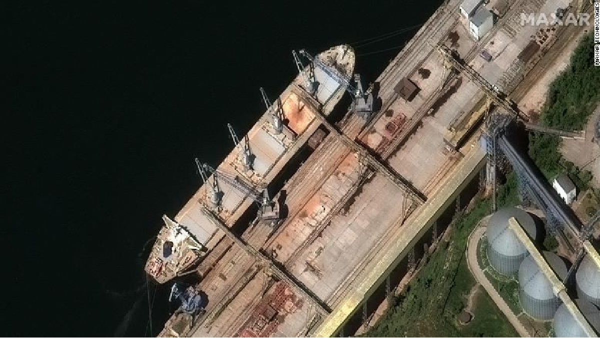 Нові крадіжки зерна РФ з України: на знімках Maxar зафіксували завантажені кораблі у Криму